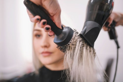 Kenapa Rambut Beruban Tidak Boleh Sering Dicatok atau Dipanaskan?