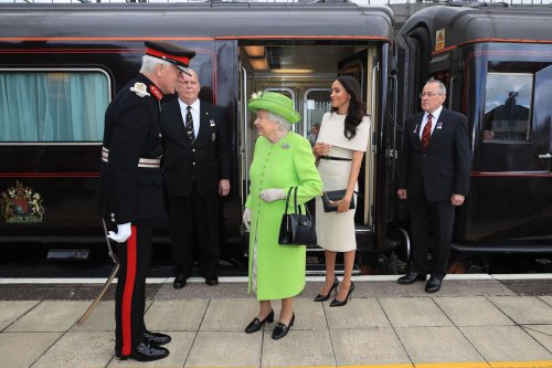 Pameran Busana Ratu Elizabeth II Terbesar Digelar di Istana Buckingham Tahun 2026