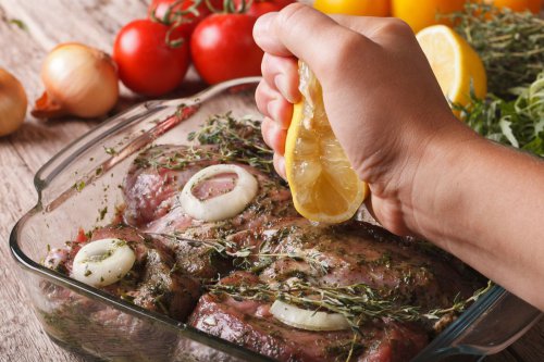 Marinasi Daging Sapi Pakai Buah vs Rempah, Apa Bedanya?