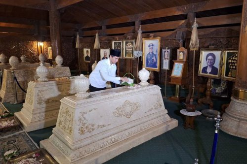 Kaesang Pangarep, makam Soeharto, presiden Soeharto, ketum psi, astana giri bangun karanganyar jawa tengah, Kaesang Ziarah ke Makam Soeharto, Kutip Falsafah Jawa