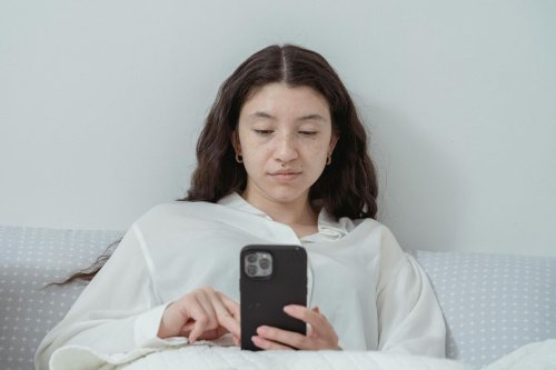 Top 6+ Kebiasaan Digital sebelum Tidur yang Ternyata Bikin Susah Istirahat