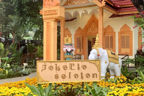 1. Instalasi Jakarta Selatan, 2. Rumah dan oplet si Doel, 3. Instalasi Jakarta Pusat, 4. Instalasi Jakarta Utara, 5. Instalasi Jakarta Timur, 6. Instalasi Kepulauan Seribu, 7. Instalasi Jakarta Barat, 8. Taman Margasatwa Ragunan, Top 8+ Ide Spot Foto di Pameran Flona 2025, Semuanya Gratis