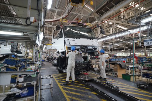 Truk Ringan Dominasi Pasar 2025, Dump Truck dan Box Masih Favorit