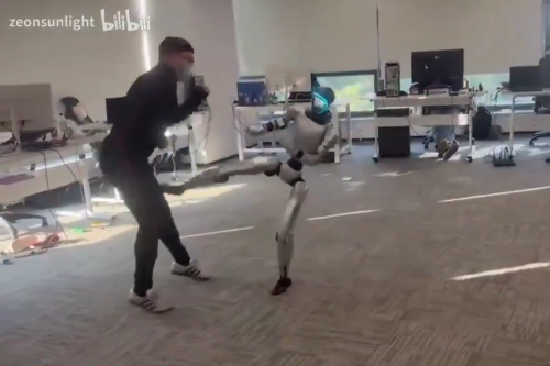 Aksi Robot Humanoid Ini Viral, Salah Tendang Instruktur Lalu Ikut "Meringis"