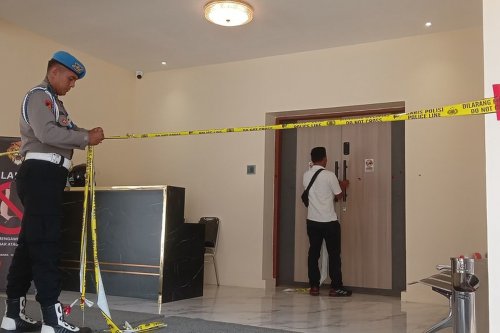 1. Beroperasi Tiga Hari, Polisi Langsung Gerebek, 2. Ada 63 Orang Diamankan, 44 Jadi Tersangka, 3. Modus, Disamarkan Sebagai Tempat Futsal dan Karaoke, 4. Terdapat Ruang VIP dengan Taruhan Tinggi, 5. Barang Bukti Uang Tunai dan Perangkat Judi, 6. Ada Rekening Rp 2,7 Miliar, Diduga Omzet Tiga Hari, 7. Wali Kota Bandung Akui Kecolongan, Top 7+ Fakta Kasino di Bandung, Beroperasi Hanya 3 Hari, Disamarkan Jadi Tempat Futsal
