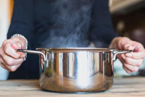 Cara Menghilangkan Noda Gosong di Panci dengan Baking Soda