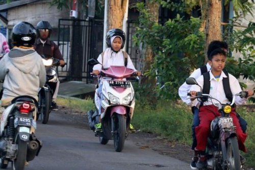 siswa, Dedi Mulyadi, Surat Izin Mengemudi (SIM), Pemprov Jawa Barat, aturan berkendara, Gubernur Dedi Mulyadi, Siswa Dilarang Bawa Motor ke Sekolah, Ini Batasan Minimal Usia Punya SIM