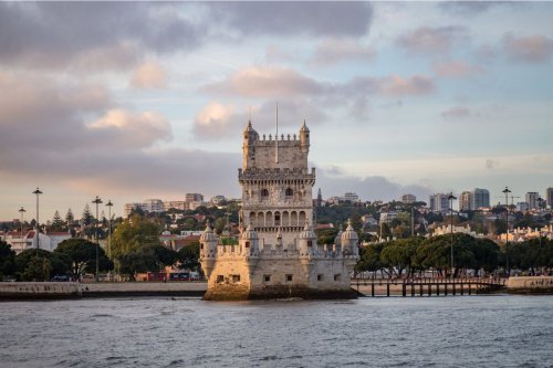 1. Portugal, 2. Mauritius, 3. Spanyol, 4. Uruguay, 5. Austria, 6. Italia, 7. Slovenia, 8. Malta, 9. Latvia, 10. Chile, 11. Kosta Rika, 12. Yunani, 13. Paraguay, 14. Siprus, 15. Seychelles, Indonesia, bagaimana posisinya?, Top 15+ Negara Ternyaman untuk Pensiun Menurut Global Retirement Report 2025, Ada Indonesia?