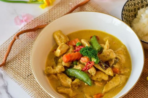 Bahan utama yang digunakan, Warna dan konsentrasi kuah, Komposisi bumbu dan rempah, Rasa, Terlihat Mirip, Ternyata Ini Perbedaan Gulai dan Tongseng