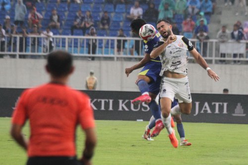 Persija Libas Persita 2-0: Jordi Amat Pintar, Hebat Jadi Gelandang