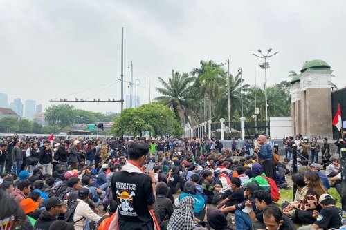 Demo 25 Agustus 2025: DPR Tetap Bekerja Saat Aksi Protes Besar di Luar Gedung