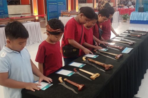 MALANG, keris, Malang, pameran keris, Keris, Pameran Ratusan Keris Nusantara di Universitas Brawijaya Malang Dikunjungi Wisatawan dan Anak-anak