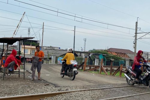 pelintasan kereta, mengendarai motor, naik motor, tabrakan, Pelintasan kereta, Hati-hati Mengendarai Motor Lewati Pelintasan, Biasakan Berhenti Sejenak