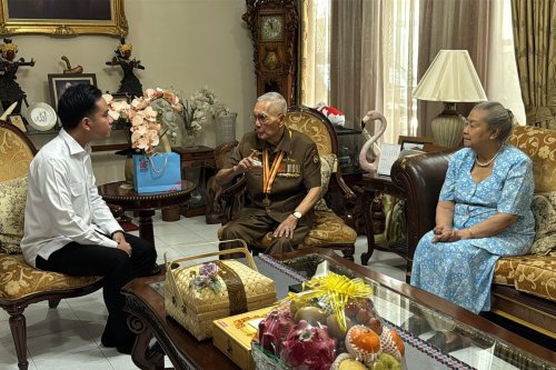 Gibran Kunjungi Try Sutrisno, Pertemuan Hangat di Tengah Isu Pemakzulan