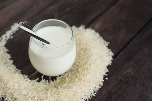1. Menangkal Radikal Bebas dan Penuaan Dini, 2. Mencerahkan Kulit dan Menyamarkan Noda Hitam, 3. Menghidrasi Kulit Secara Mendalam, 4. Meredakan Peradangan dan Kulit Sensitif, 5. Meningkatkan Energi dan Kesehatan Pencernaan, Top 5+ Manfaat Minum Air Beras untuk Kulit, Solusi Murah Bikin Wajah Awet Muda