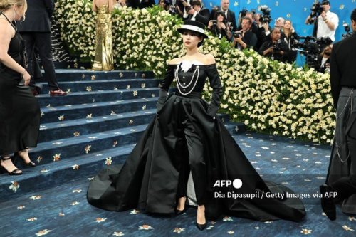 Gaya Elegan Jennie BLACKPINK Pakai Tuxedo Dress di Met Gala 2025&nbsp;