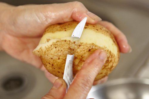 Cara Kupas Kentang Tanpa Alat Kupas, Cuma Butuh Air Panas dan Pisau