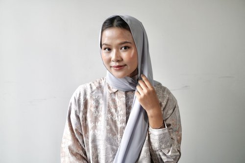 1. Aplikasikan secara bertahap, 2. Pilih shade yang mendekati warna kulit asli, 3. Sesuaikan warna dengan punggung tangan bagi yang berhijab, 4. Gunakan warna kulit di dada bagi yang tidak berhijab, 5. Meratakan alas bedak dengan teknik yang tepat, Top 5+ Tips Makeup Idul Adha 2025, Alas Bedak Tahan Lama dan Tak Dempul