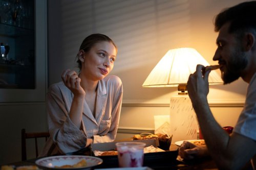 Kapan Waktu Terbaik Makan Malam untuk Kesehatan? Ini Penjelasannya