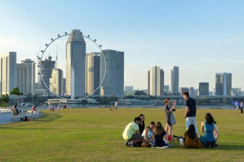 1. Suite keluarga bertema laut di M Hotel Singapore, 2. Glamping indoor hingga dunia luar angkasa di Grand Copthorne Waterfront, 3. Staycation lintas 18 hotel Marriott, 4. Staycation manis bersama KitKat di Amara Singapore, 5. Petualangan bandara di Crowne Plaza Changi Airport, 6. Liburan lebih lama di Shangri-La Rasa Sentosa, 7. Staycation di pusat kota Orchard, Top 7+ Staycation Keluarga di Singapura: Glamping hingga Kamar Luar Angkasa