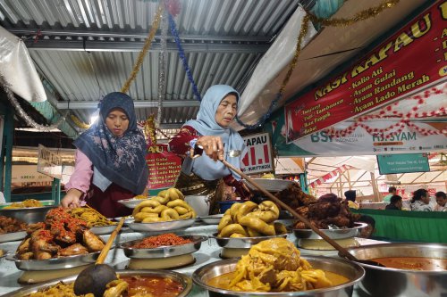 1. Datang mulai pukul 10.00 WIB, 2. Jangan "lapar mata", 3. Bawa uang tunai, 4. Makan bareng warga lokal, 4 Tips Wisata Kuliner di Los Lambuang Bukittinggi, Jangan Lapar Mata