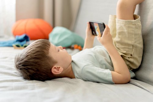 Jangan Biasakan Anak Main HP Sebelum Tidur, Ini Dampaknya