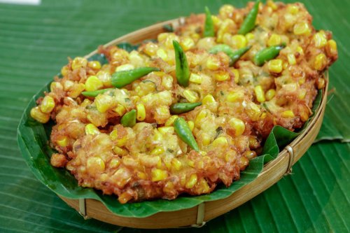 Trik Bikin Bakwan Jagung Sedikit Tepung, Tak Lembek dan Renyah Walau Dingin