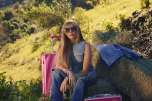 Miley Cyrus Hidupkan Gaya Hannah Montana, Double Denim Ikonik Kembali