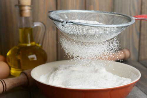 Tips Bikin Kue Lebaran dari Chef, Ayak dan Sangrai Tepung Dulu