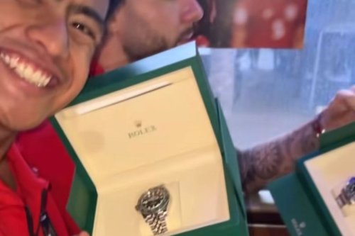Makan Siang dan Nyanyian Bersama Presiden, Hadiah Eksklusif: Jam Tangan Rolex, Spesifikasi Rolex GMT-Master II, Pesan Presiden: Fokus Lawan Jepang, Usai Bekuk China, Timnas Indonesia Dijamu Presiden Prabowo dan Dapat Hadiah Jam Tangan Mewah Rolex