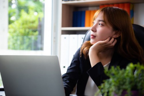 Bukan Burnout, Ternyata Orang Pintar Lebih Sering Merasa Bosan dan Kehilangan Makna Kerja
