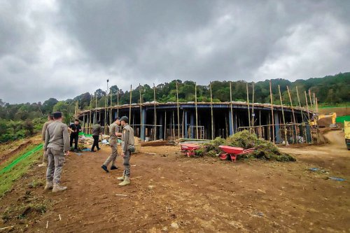 Duduk Perkara Bukaan Lahan Eiger Camp di Kebun Teh Gunung Parahu yang Disegel Satpol PP