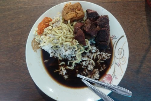 Seabad Rawon Mak Tini Banyuwangi, Resep Warisan yang Bertahan Tiga Generasi