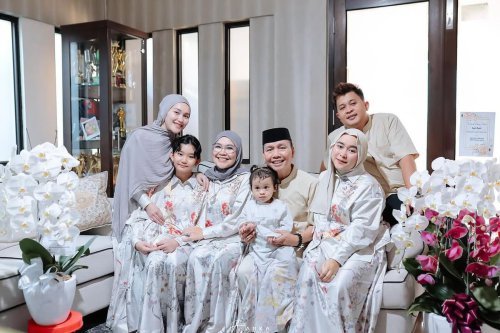 Ayu Ting Ting, Idul Adha, Ria Miranda, idul adha, ootd idul adha, idul adha 2025, Idul Adha 1446 H, outfit idul adha, Ayu Ting Ting dan Keluarga Kompak Pakai Koleksi Ria Miranda Saat Idul Adha 2025