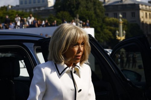 Ibu Negara Perancis, Brigitte Macron, Bastille Day, Gaya Brigitte Macron, Emmanuel Macron, Presiden Perancis, emmanuel macron, ibu negara perancis, bastille day adalah, busana brigitte macron, gaya brigitte macron, Gaya Brigitte Macron di Bastille Day 2025, Pakai Coatdress Putih