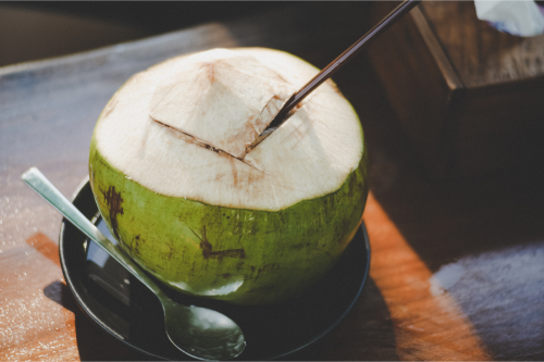 Mengapa Minum Air Kelapa Saat Perut Kosong di Pagi Hari Sangat Disarankan?