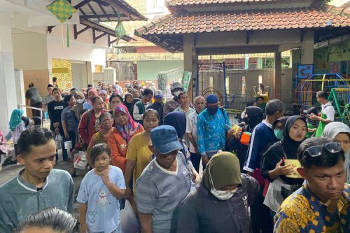 BERITA FOTO: &ldquo;War&rdquo; Bubur Samin di Masjid Darussalam Solo, Warga Rela Antre Demi Rasa Khas Banjar