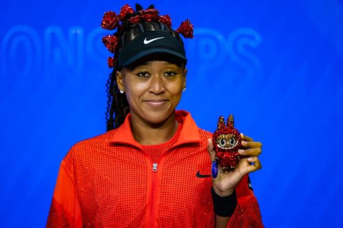US Open, Naomi Osaka, boneka labubu, Pop Mart, Naomi Osaka Bawa Boneka Labubu Penuh Kristal ke US Open