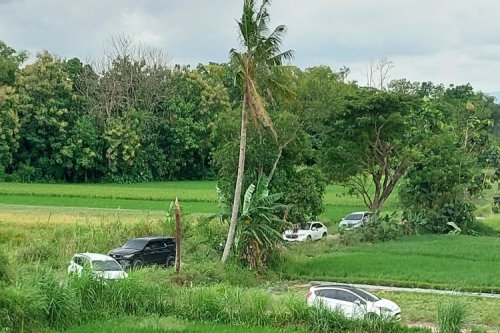 BERITA FOTO: Ikuti Google Maps Niat Hindari Macet ke Tol Purwomartani, Pemudik Malah Masuk Jalan Persawahan