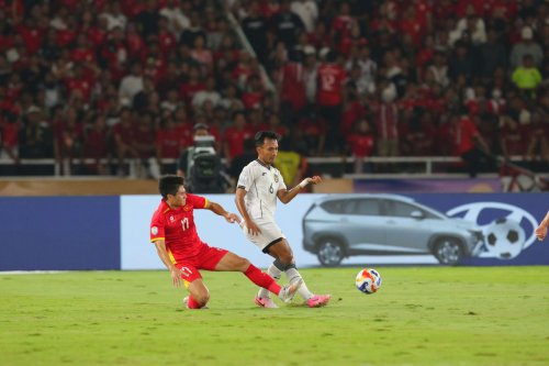 Vietnam, Kim Sang-sik, Timnas U23 Indonesia, Robi Darwis, Piala AFF U23 2025, ASEAN U23 Championship 2025, Kim Sang-Sik, Dalih Pelatih Vietnam Soal Botol-botol Air yang Halangi Lemparan Robi Darwis