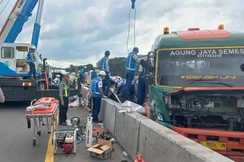 Kecelakaan Tol Batang&ndash;Semarang Makan Korban Tewas, Muatan Besi Truk Jatuh Timpa Dua Mobil