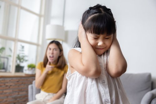 1. Sering curhat masalah orang dewasa kepada anak, 2. Bergantung pada anak untuk dukungan emosional, 3. Kurang memiliki empati, 4. Sulit menghargai batasan, 5. Sering menggunakan rasa bersalah dan diam sebagai &ldquo;hukuman&rdquo;, 6. Emosinya tidak konsisten, 7. Tidak menghargai kepribadian anak, Terapis Ungkap 7 Ciri Orangtua yang Tidak Dewasa Secara Emosional