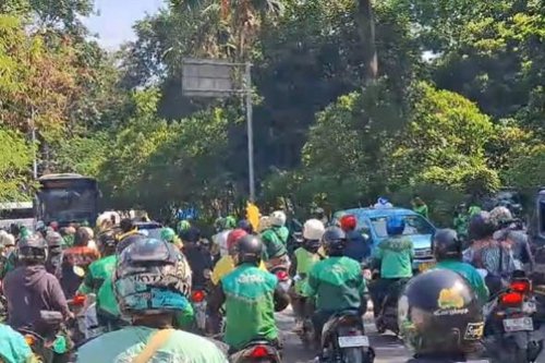 Solidaritas Ojol, Ratusan Driver Antar Pemakaman Affan yang Tewas Terlindas Rantis Brimob