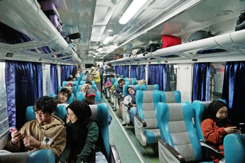 pelemparan batu, kereta api Sancaka, korban luka, Vandalisme Kereta, kereta api sancaka, vandalisme kereta, Kaca Kereta Sancaka Dilempar Batu, 2 Penumpang Alami Luka di Wajah dan Mata