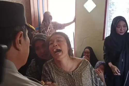 Ibu Bripda DP Histeris Genggam Tangan Kapolda Sulsel, Minta Kasus Penganiayaan Anaknya Diusut Tuntas