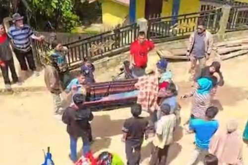 Perjuangan Warga dan TNI Tandu Bocah 11 Tahun Sejauh 3 Km, Jalan Masih Terputus Pascabanjir Sumatera