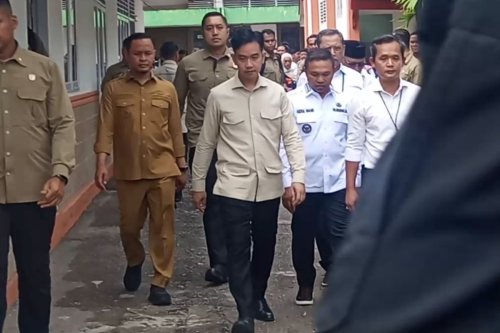 Gibran: Menunggu Perintah Presiden, Bisa Bekerja dari Mana Saja, Klarifikasi soal Kantor di Papua, Usulan Nasdem: Wapres Harus Ngantor di IKN, Diusulkan Berkantor di IKN, Gibran: Kemarin Nyuruh ke Papua, Pindah-pindah Terus