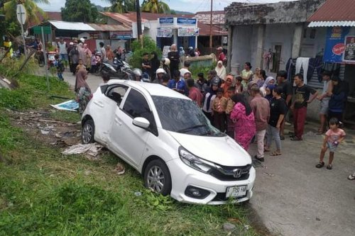 kecelakaan kereta api, Padang, kecelakaan kereta di padang, kecelakaan kereta api di padang, kecelakaan kereta api di padang hari ini, Fakta Kecelakaan Kereta Api di Padang, Brio Terseret 10 Meter, Dua Pelajar Meninggal