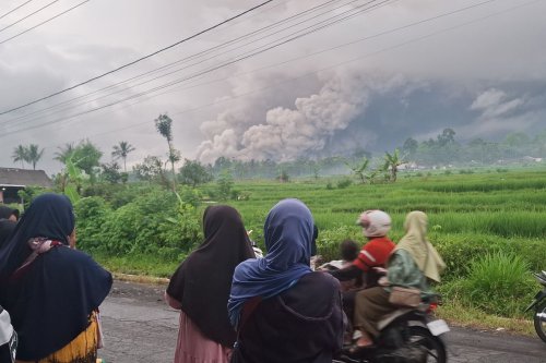 Kolom Abu Tebal ke Utara-Barat Laut, Erupsi Gunung Semeru Masuk Level Waspada