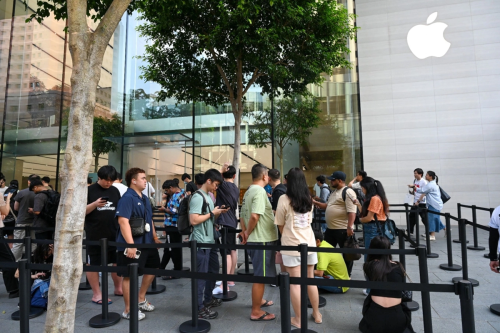 Euforia Penjualan Perdana iPhone 17, Antrean Mengular di Singapura hingga Vietnam
